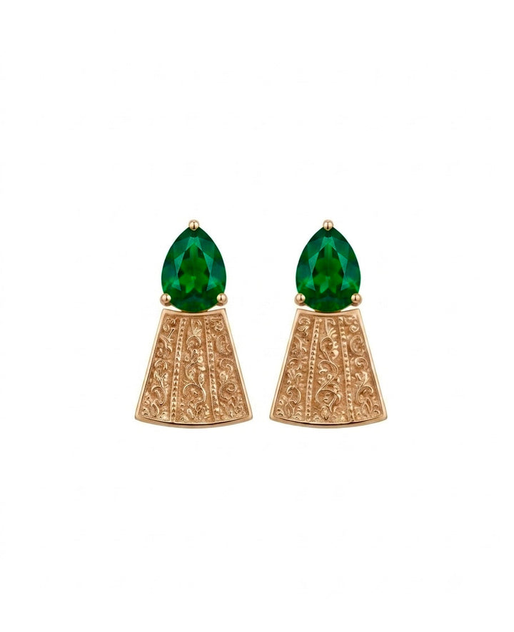 Elegante 18 Karat Goldohrringe mit tropfenförmigen, grünen Turmalin und kunstvoll gravierten Anhängern im persisch inspirierten Design. Die filigranen Ornamente verleihen den Ohrringen einen edlen Vintage-Charakter und machen sie zu einem stilvollen Blickfang für festliche Anlässe und den Alltag. Isoliert auf weissem Hintergrund.