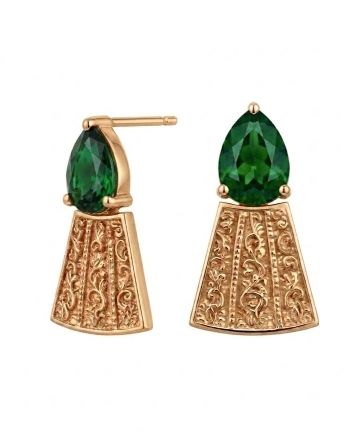 18 Karat Goldohrringe mit grünem tropfenförmigem Turmalins und filigran graviertem Anhänger im persisch inspirierten Design. Elegante handgefertigte Ohrstecker aus Echtgold für Damen.