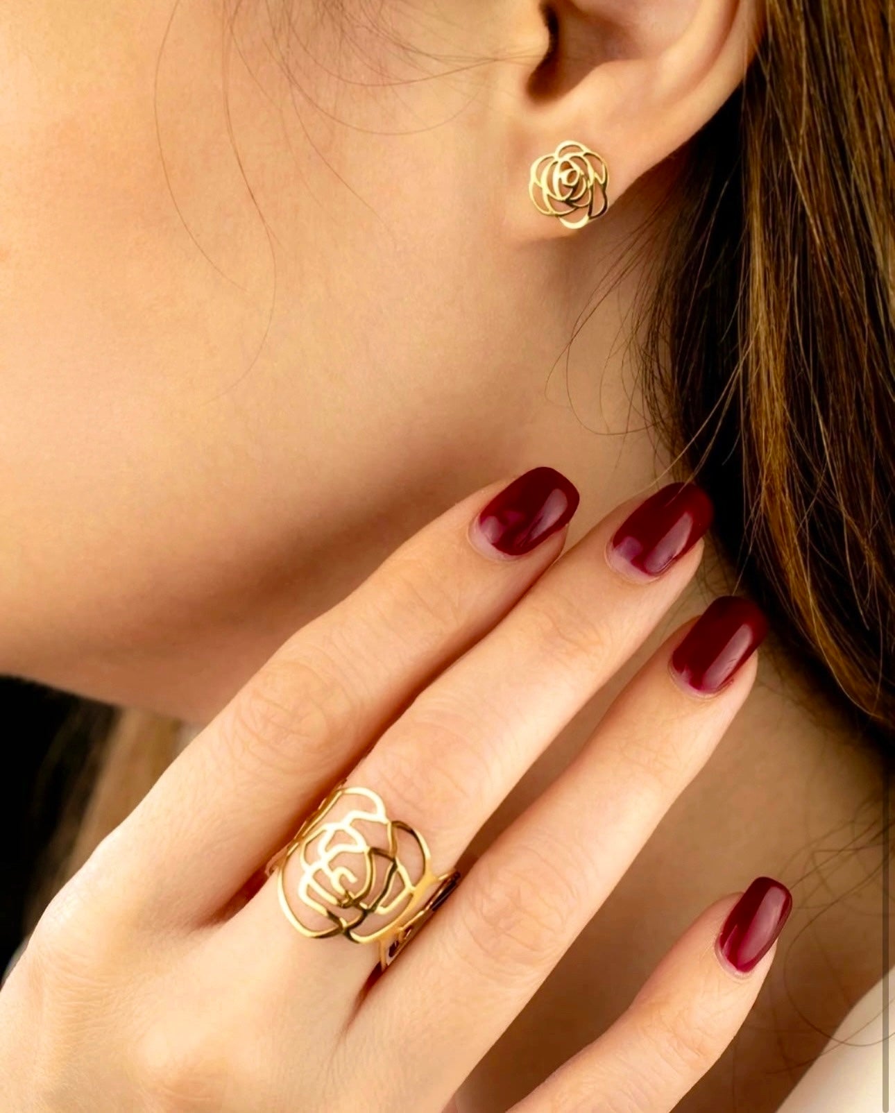 Luxuriöse Ohrstecker aus 18k Gelbgold in filigraner Rosenform – Roz-e Talâ (Goldene Rose). Handgefertigtes Schmuckstück voller Eleganz und Symbolkraft, ideal als exklusives Geschenk oder stilvolles Upgrade für Ihren Look.