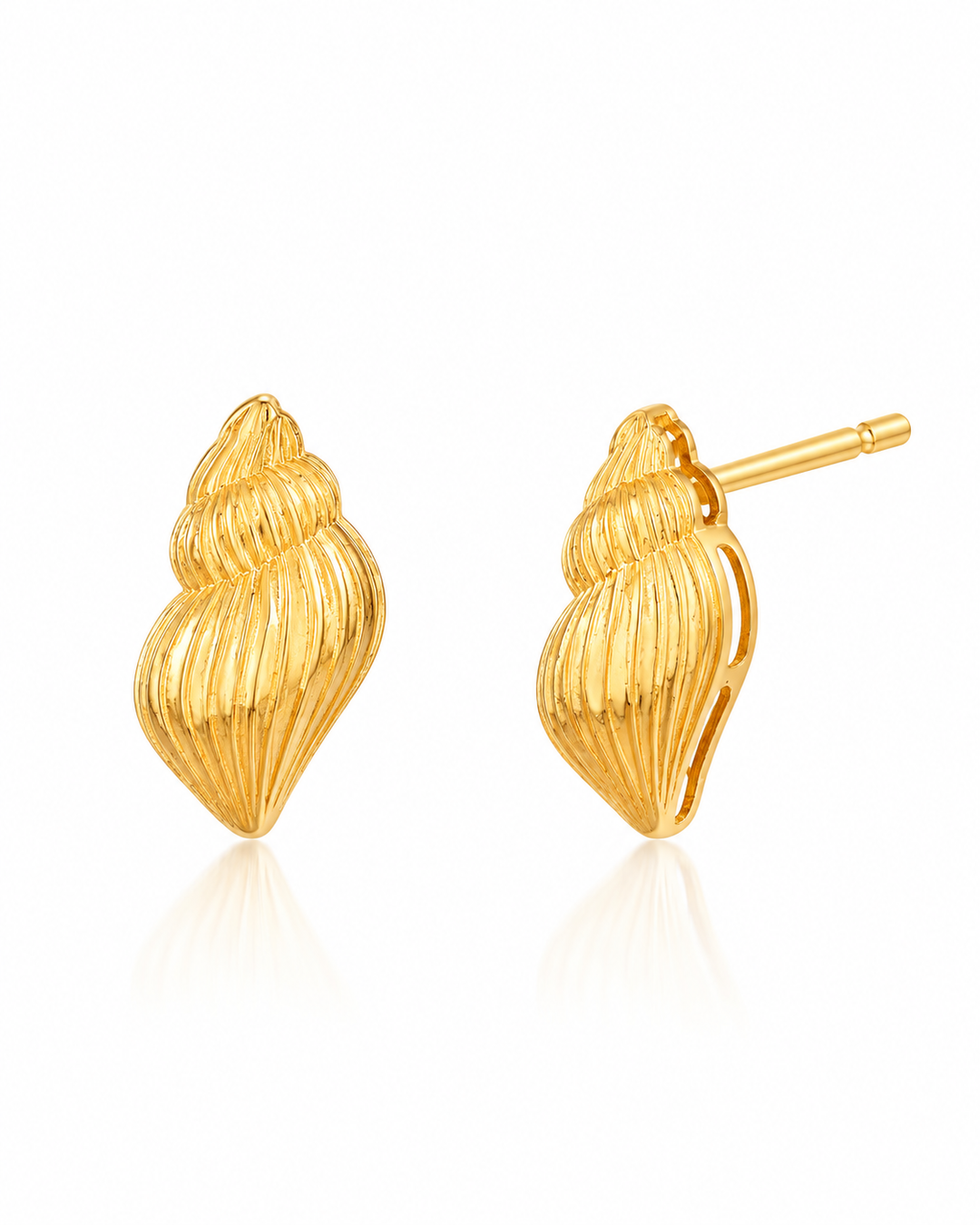 Detailaufnahme der strukturierten Muschel-Ohrstecker Sadaf aus 18k Gelbgold
