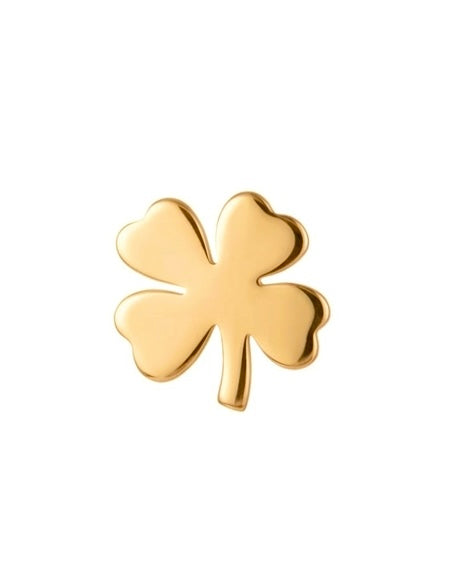 Nahaufnahme eines einzelnen 18k Gold Ohrsteckers in Kleeblattform mit Herzblättern – handgefertigt & poliert.