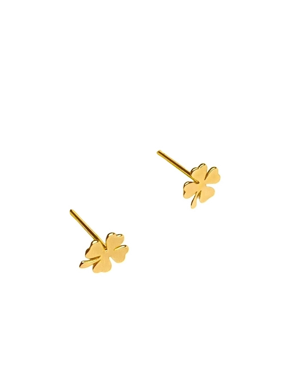 Zarte Ohrstecker aus 18k Gelbgold in Form von vierblättrigen Kleeblättern – minimalistisches Design als Symbol für Glück und Eleganz.
