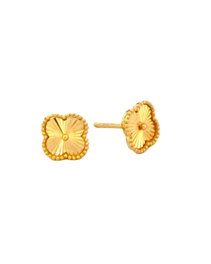 Detailaufnahme der Kleeblatt-Ohrstecker aus 18k Gelbgold mit Perlenfassung