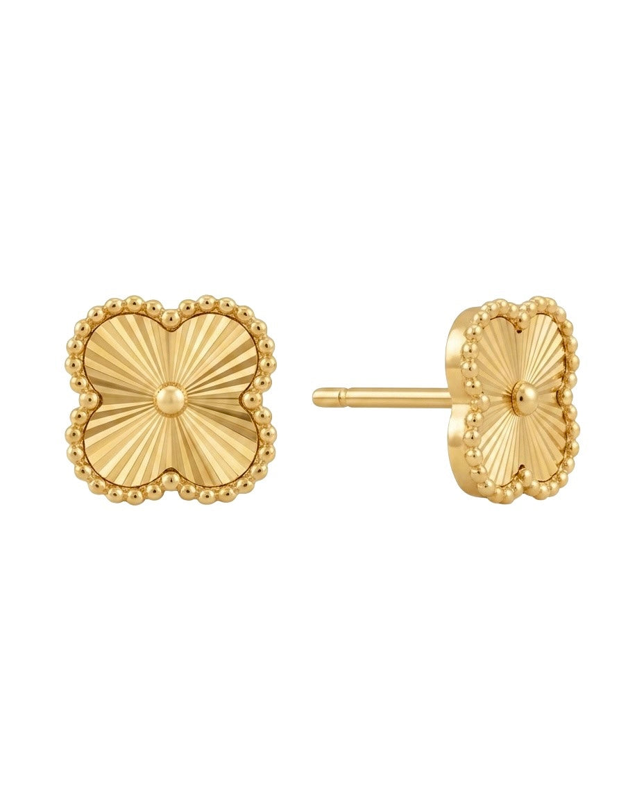 Goldene Kleeblatt-Ohrstecker aus 18 Karat Gelbgold mit fein gravierter Strahlenstruktur und dekorativem Kugelrand. Zeitloses, elegantes Design mit polierter Oberfläche und sicherem Steckverschluss – ideal für Alltag und besondere Anlässe.