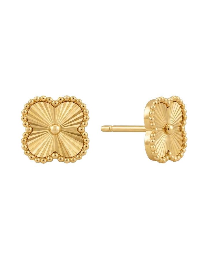 Goldene Kleeblatt-Ohrstecker aus 18 Karat Gelbgold mit fein gravierter Strahlenstruktur und dekorativem Kugelrand. Zeitloses, elegantes Design mit polierter Oberfläche und sicherem Steckverschluss – ideal für Alltag und besondere Anlässe.