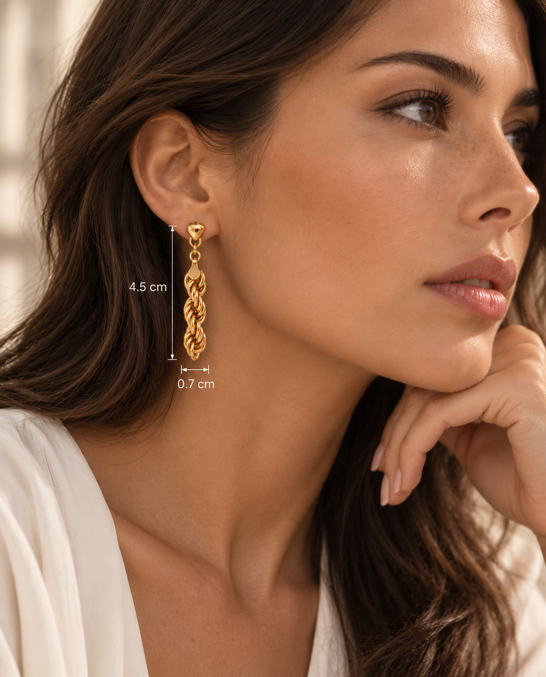 Model trägt filigrane 18 Karat Gold Ohrstecker mit gedrehten Kettengliedern, 4,5 cm lang und 0,7 cm breit – eleganter Goldschmuck von Ziba Gold.