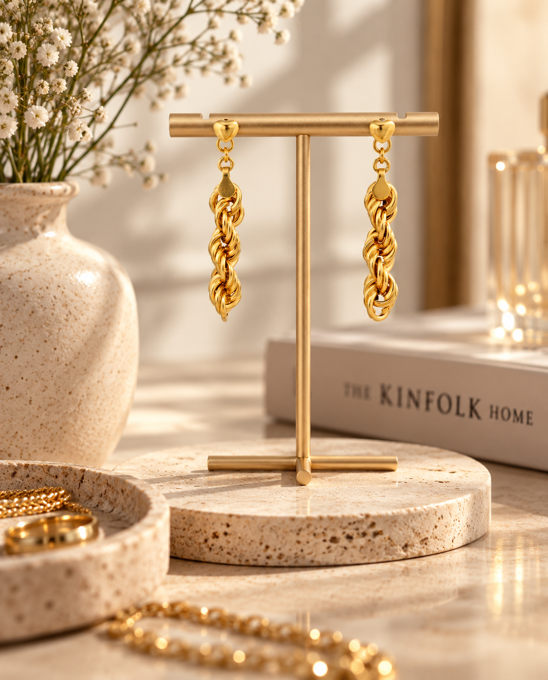 Lange Ohrstecker aus 18k Gelbgold mit verbundenen Gliedern und Herzstecker