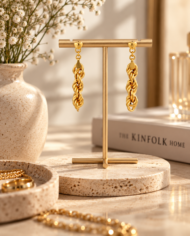 Lange Ohrstecker aus 18k Gelbgold mit verbundenen Gliedern und Herzstecker