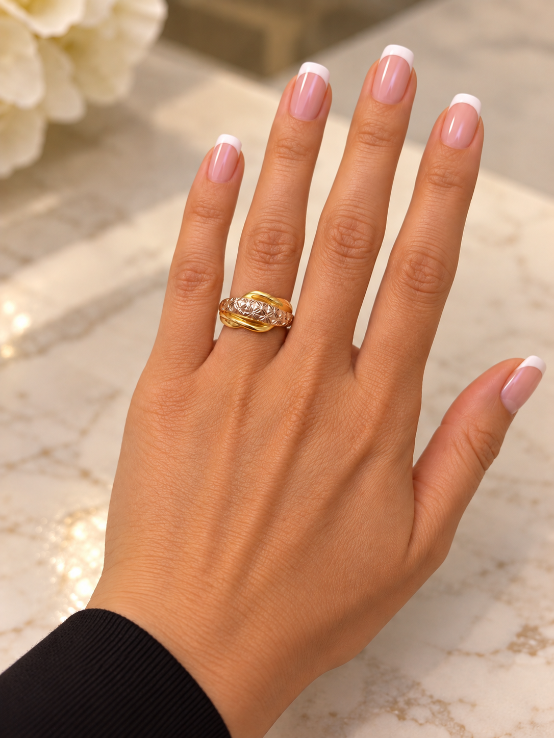 Darham Ring aus 18k Gelb- und Weissgold in Grösse 55 getragen an der Hand