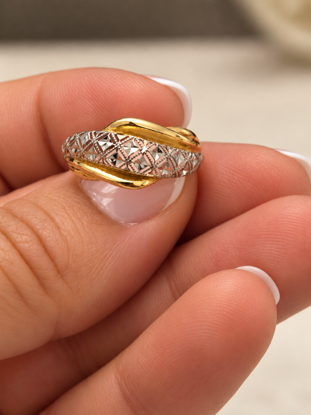 Nahaufnahme des Darham Rings aus 18k Gelb- und Weissgold mit geometrischer Struktur ohne Steinbesatz