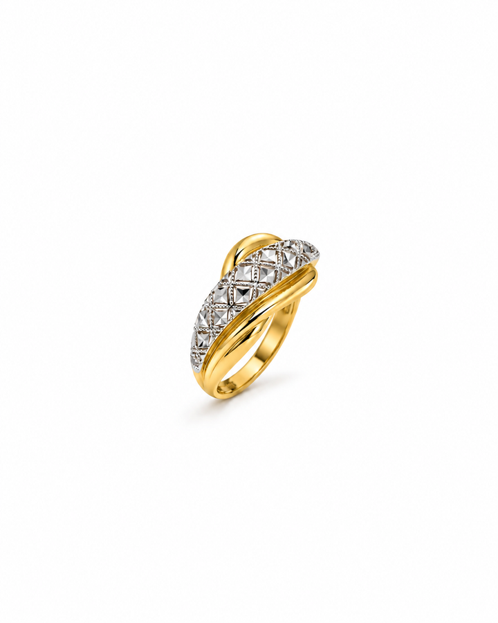 Darham Ring aus 18k Gelb- und Weissgold mit verflochtenem Design und strukturierter Weissgoldoberfläche auf weissem Hintergrund