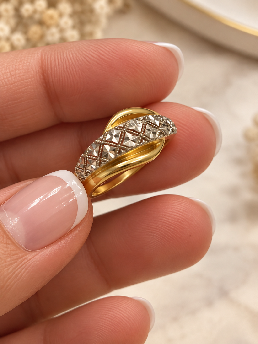 Detailansicht des Darham Rings mit geschwungenen Gelbgoldlinien und strukturierter Weissgoldpartie