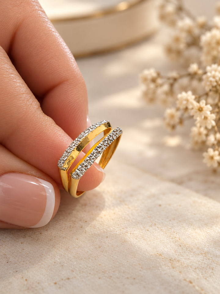     Ring Do Khat aus Gelb- und Weissgold in Nahaufnahme