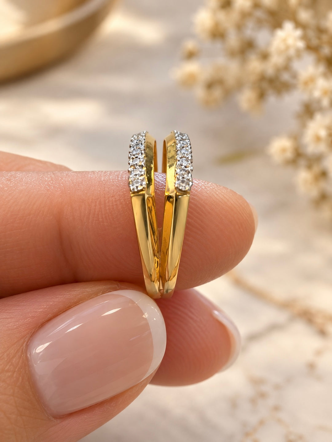     Seitenansicht des zweifarbigen 18k Goldrings mit zwei offenen Linien