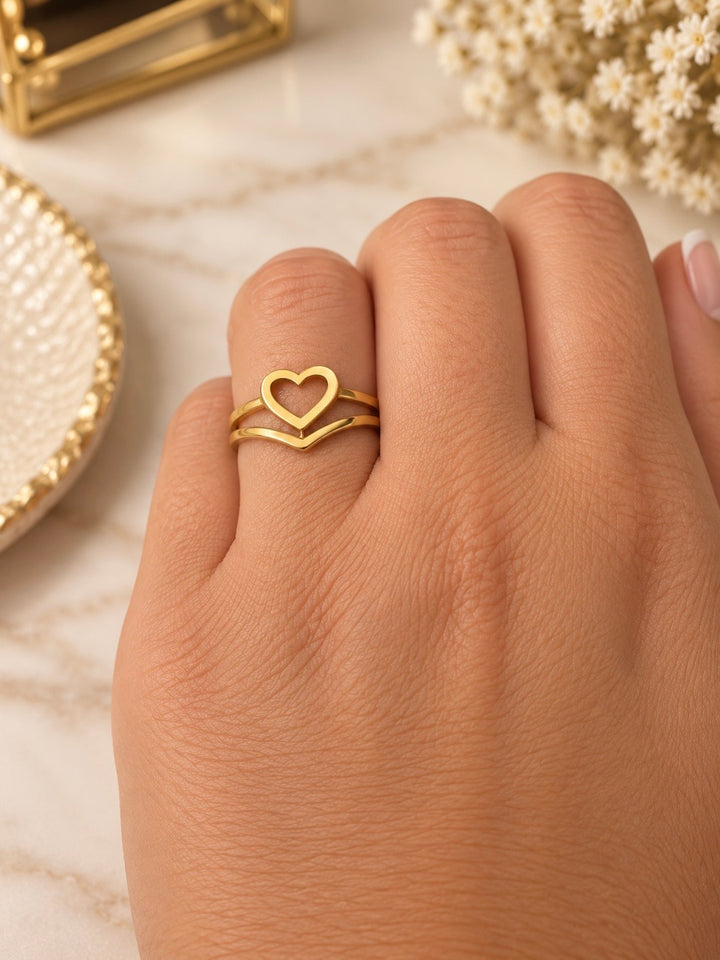 Peyvand Herzring aus 18K Gelbgold am Finger, mit zwei harmonisch verlaufenden Goldlinien und polierter Oberfläche.