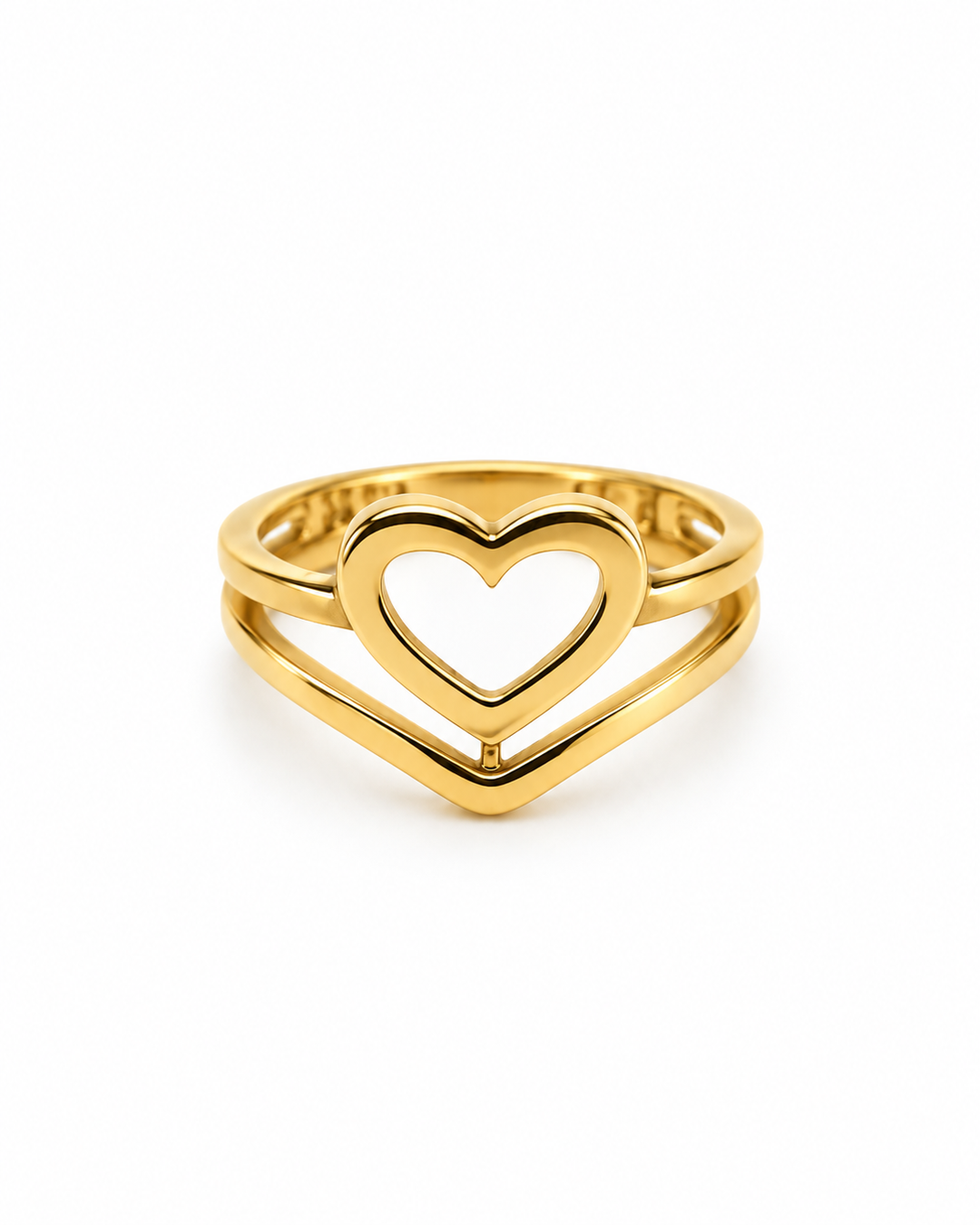 Frontalansicht des Rings Peyvand aus 18K Gelbgold mit offenem Herz und V-förmiger doppelter Ringschiene auf weissem Hintergrund.
