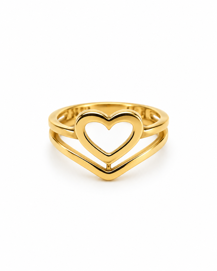 Frontalansicht des Rings Peyvand aus 18K Gelbgold mit offenem Herz und V-förmiger doppelter Ringschiene auf weissem Hintergrund.
