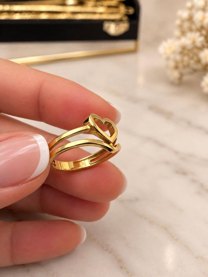 Seitliche Nahaufnahme des Herzrings Peyvand aus 18K Gelbgold mit erhöhtem Herzmotiv und elegant geschwungener Ringschiene.