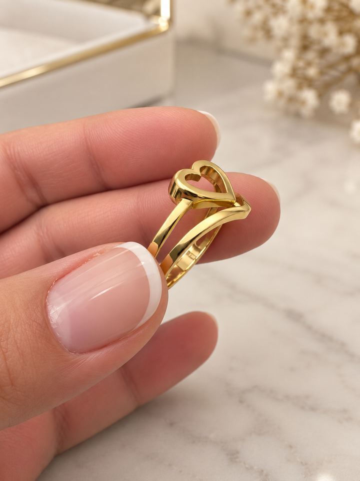 Detailansicht des Peyvand Goldrings mit erhabenem Herzmotiv, offener Ringschiene und glänzender Goldoberfläche.