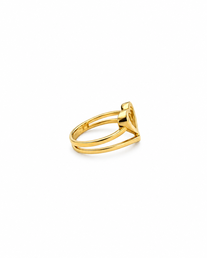 Seitenprofil des Rings Peyvand aus 18K Gelbgold mit offenem Herzmotiv und filigraner doppelter Ringschiene auf weissem Hintergrund.