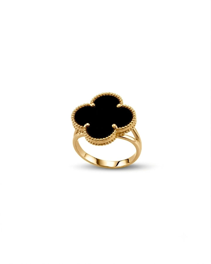 Produktbild: Kleeblatt-Ring aus 18k Gelbgold mit schwarzem Stein – Studioaufnahme