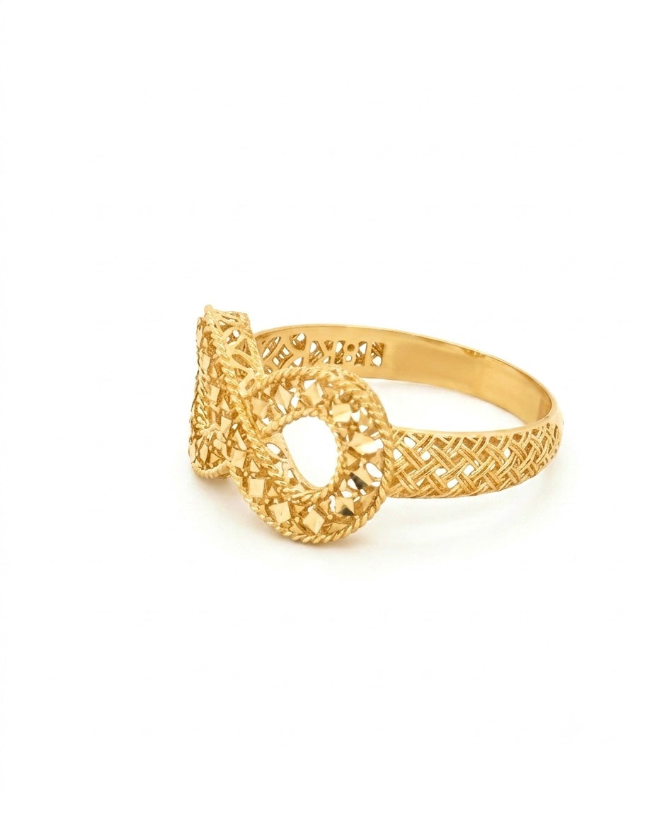 18k Gelbgoldring mit zwei filigranen, diamantierten Kreiselementen und durchbrochenem Flechtmuster. Elegant, kunstvoll und traditionell inspiriert.