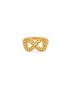 Ring aus 18 Karat Gelbgold mit kunstvoller, durchbrochener Flechtstruktur. Das Design bildet eine elegante Unendlichkeitsform (∞) mit filigranen, diamantierten Oberflächen, die das Licht aus verschiedenen Winkeln reflektieren. Der Ring vereint moderne Eleganz mit traditioneller Goldschmiedekunst und wirkt zugleich leicht, luftig und luxuriös.