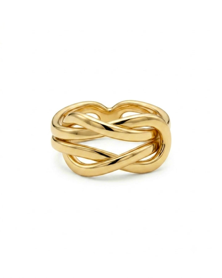 Moderner Ring aus 18-karätigem Gelbgold mit elegant verschlungenem Design. Mehrere hochglanzpolierte Goldbänder kreuzen und umschlingen sich zu einer harmonischen, offenen Struktur mit sanften Kurven. Die spiegelnde Oberfläche reflektiert das Licht besonders intensiv und verleiht dem Schmuckstück eine zeitlose, skulpturale Eleganz. Freigestellt vor hellem Hintergrund fotografiert.