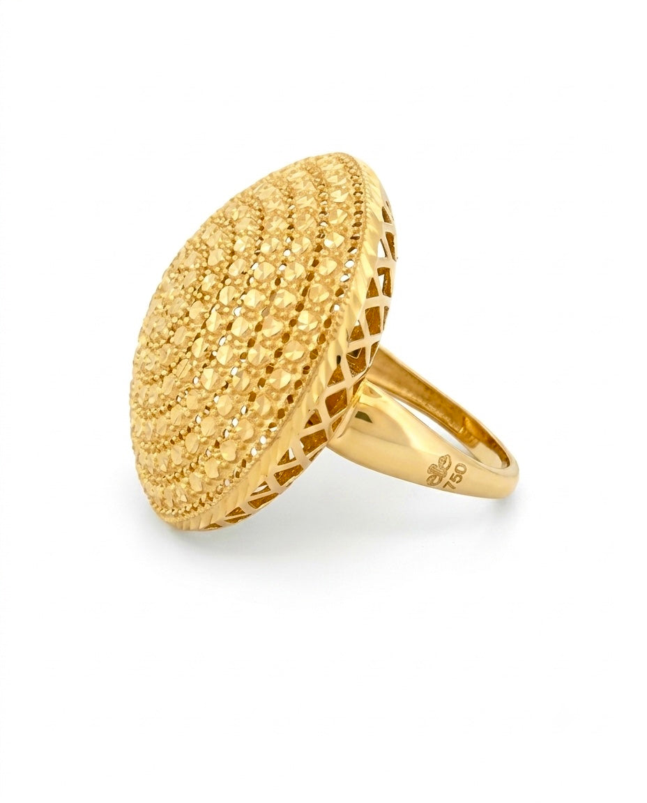 18k Gelbgoldring mit großem ovalem Ringkopf und diamantierter Oberfläche. Funkelndes Statement-Design mit filigraner, durchbrochener Goldarbeit.
