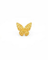 Filigraner Schmetterling-Anhänger aus 18 Karat Gelbgold mit kunstvoll durchbrochenem Muster. Das detailreiche Design kombiniert elegante Symmetrie mit feiner Goldschmiedekunst und verleiht dem Schmuckstück eine leichte, luftige Optik. Präsentiert vor einem hellen, minimalistischen Hintergrund.