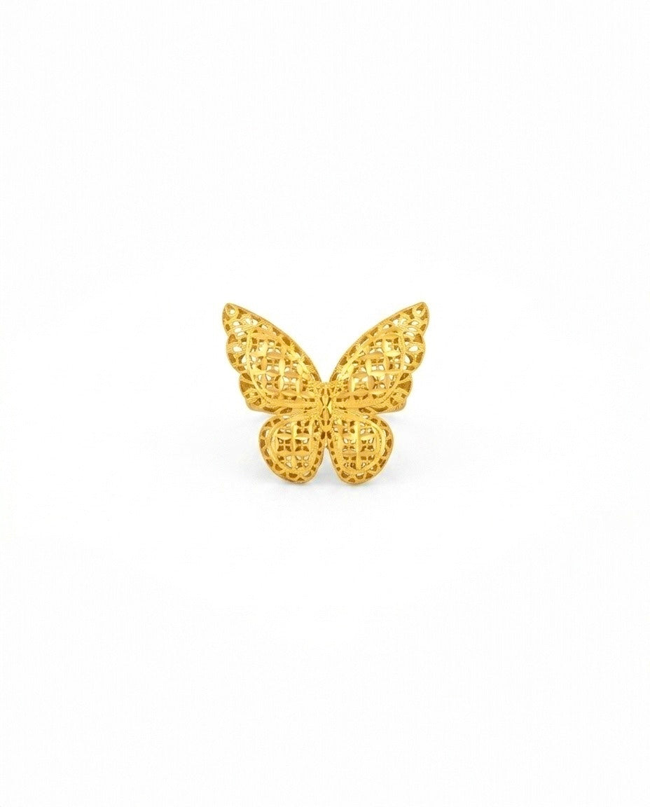 Filigraner Schmetterling-Anhänger aus 18 Karat Gelbgold mit kunstvoll durchbrochenem Muster. Das detailreiche Design kombiniert elegante Symmetrie mit feiner Goldschmiedekunst und verleiht dem Schmuckstück eine leichte, luftige Optik. Präsentiert vor einem hellen, minimalistischen Hintergrund.