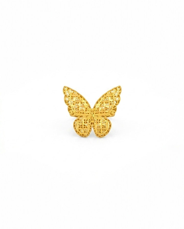 Filigraner Schmetterling-Anhänger aus 18 Karat Gelbgold mit kunstvoll durchbrochenem Muster. Das detailreiche Design kombiniert elegante Symmetrie mit feiner Goldschmiedekunst und verleiht dem Schmuckstück eine leichte, luftige Optik. Präsentiert vor einem hellen, minimalistischen Hintergrund.