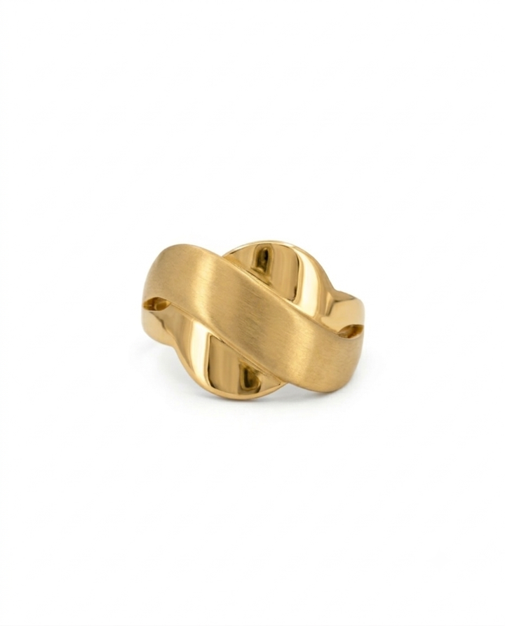 18k Gelbgoldring mit verschlungenem Knoten-Design, kombiniert aus mattierten und hochglanzpolierten Flächen. Zeitlos, elegant und modern.