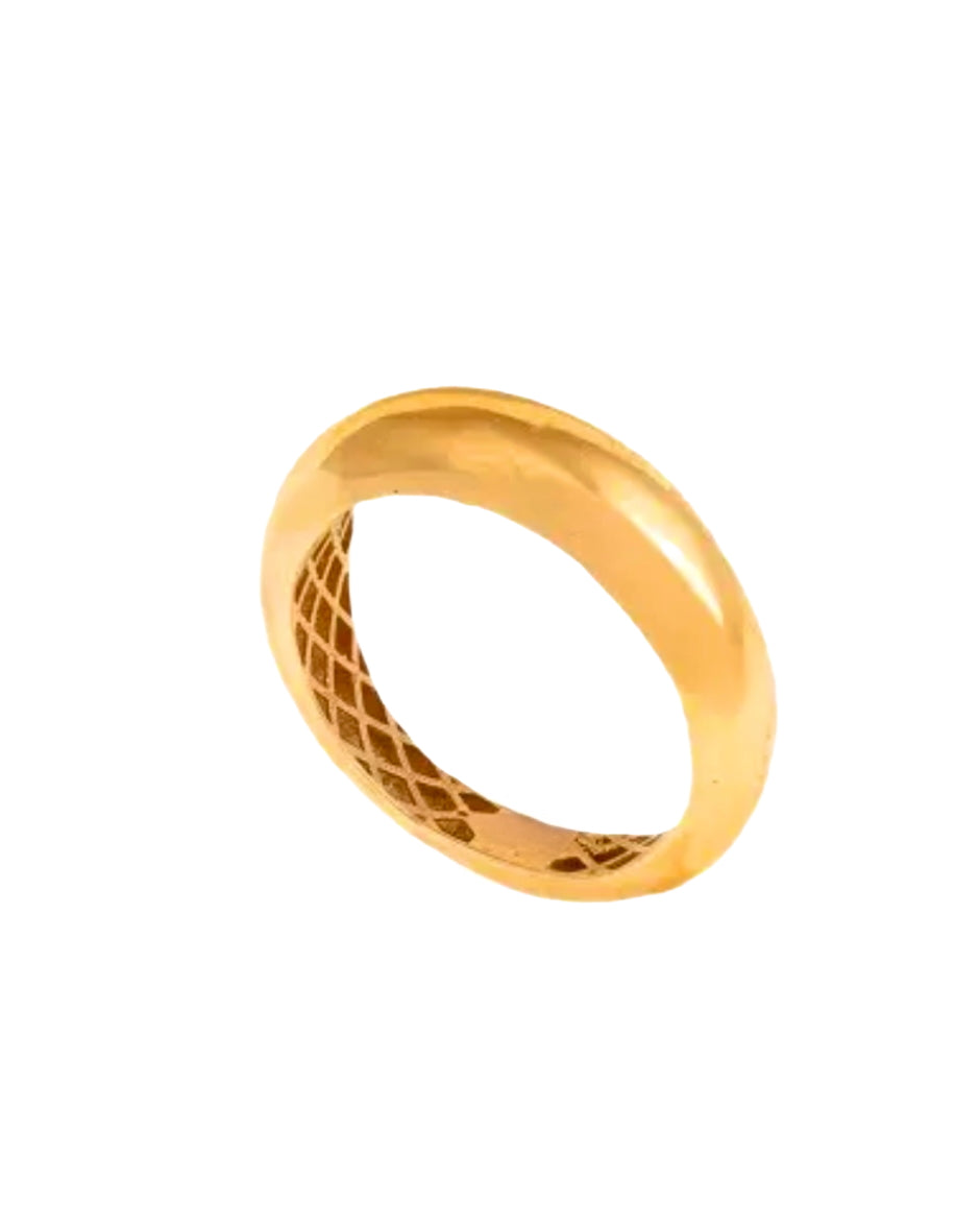 Produktbild: Klassischer Ehering aus 18k Gelbgold mit konischer Ringschiene – freigestellt