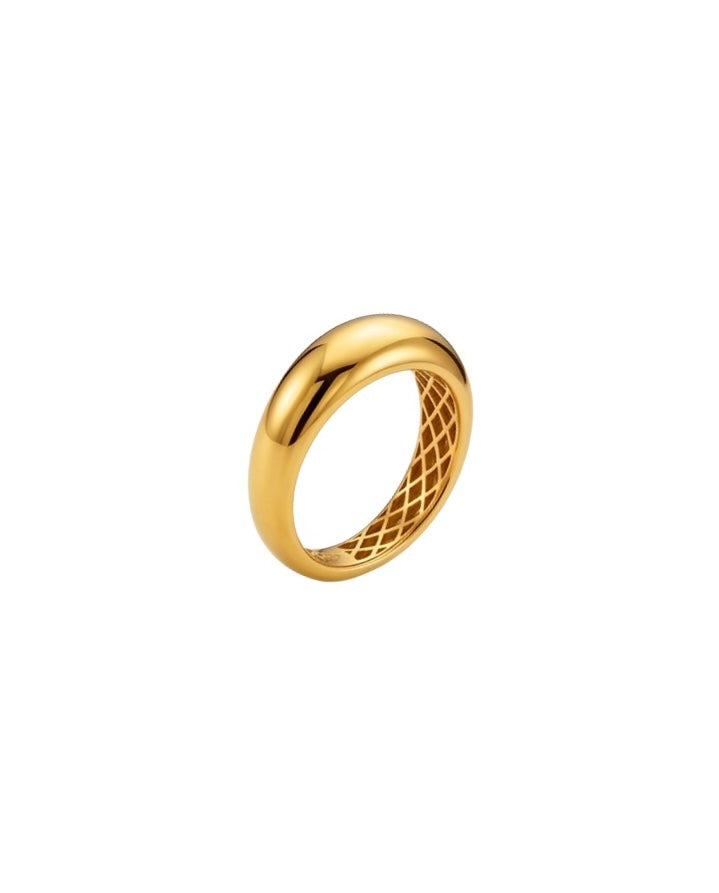 Produktbild: Klassischer Ehering aus 18k Gelbgold mit konischer Ringschiene – freigestellt
