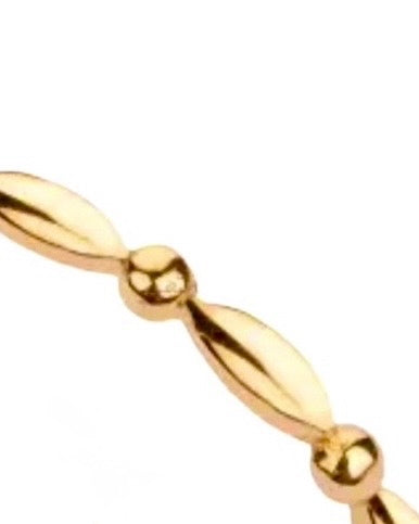 Nahaufnahme: 18k Goldring mit runden und mandelförmigen Gliedern