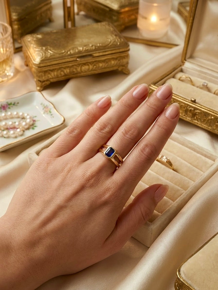 Eleganter Goldring mit blauem Stein in luxuriöser Lifestyle-Aufnahme