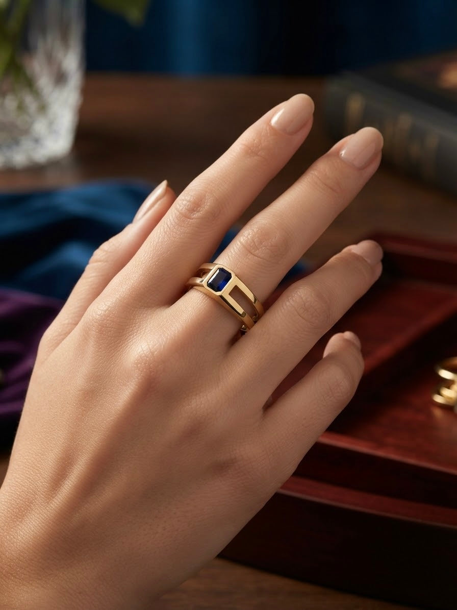Moderner Doppelring aus Gelbgold mit rechteckigem saphirblauem Stein