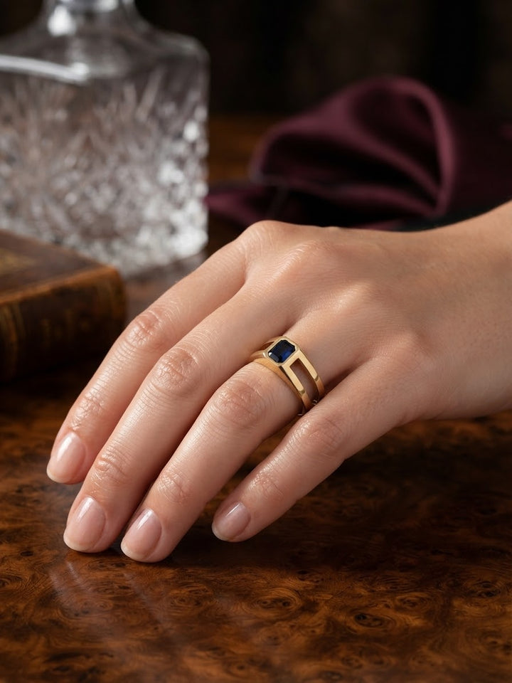 Daryâ Ring aus 18k Gelbgold mit blauem Stein am Finger getragen