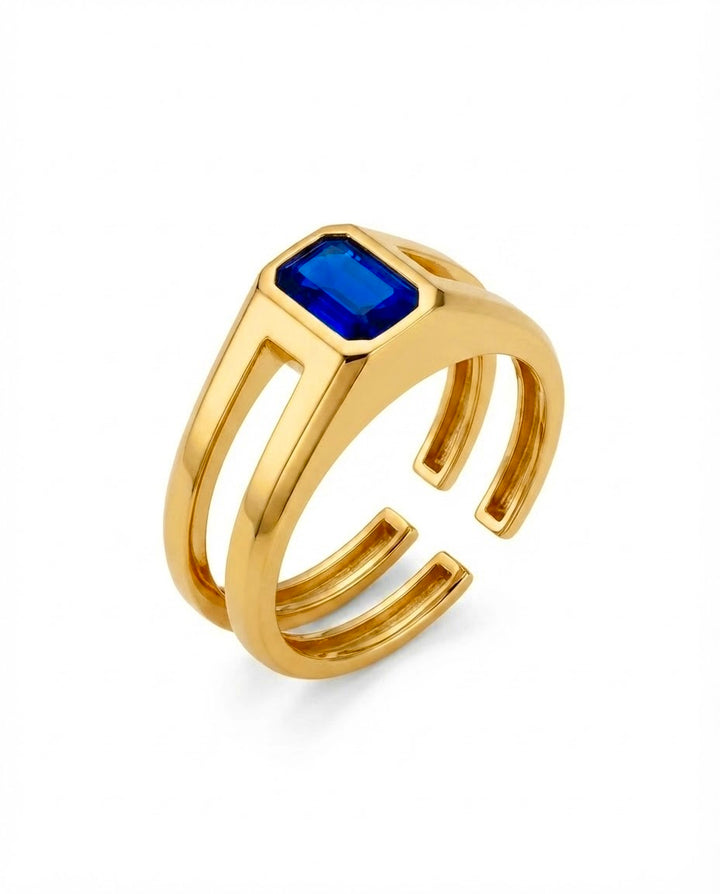 Detailaufnahme des Daryâ Rings mit rechteckigem blauem Zirkonia und doppelter Ringschiene