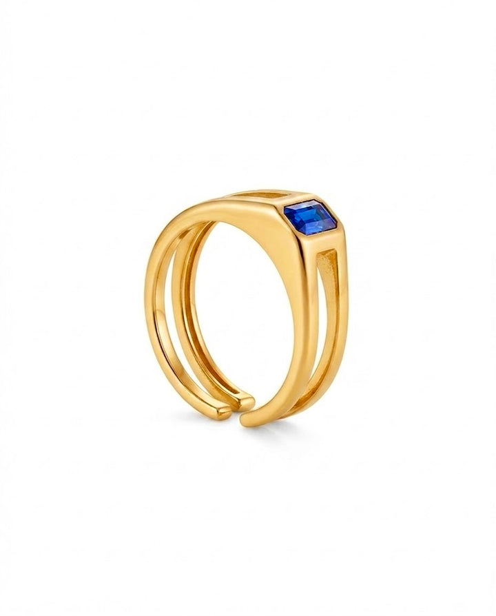 Seitenansicht des offenen 18k Gelbgold Rings mit blauem Zirkonia