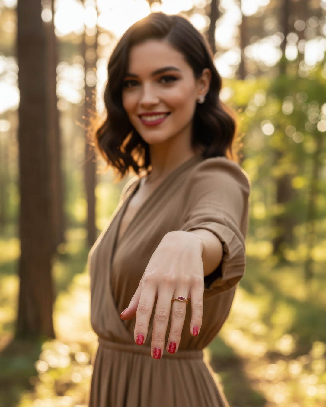 Damenring aus 18k Gelbgold – Derakhsheshe Ghermez (Rotes Strahlen) mit rotem Emaille-Detail, eleganter Goldring für Frauen – exklusiver Schmuck online kaufen.