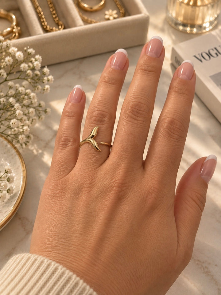 Dom-e Val offener Walflossen-Ring aus 18k Gelbgold getragen an der Hand