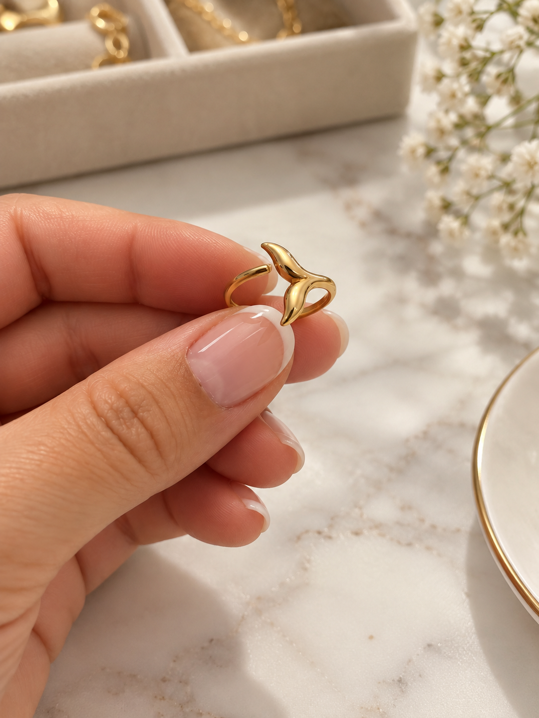 Dom-e Val offener Ring aus 18k Gelbgold mit plastisch geformter Walflosse in Nahaufnahme