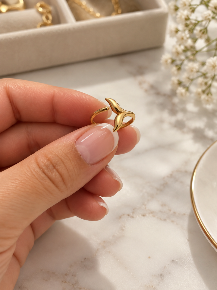 Dom-e Val offener Ring aus 18k Gelbgold mit plastisch geformter Walflosse in Nahaufnahme