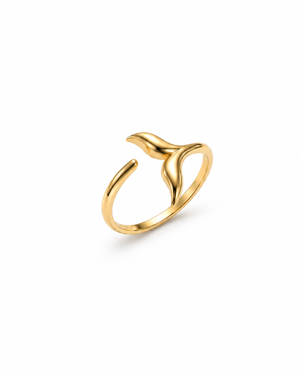 Dom-e Val Walflossen-Ring aus 18k Gelbgold auf weissem Hintergrund