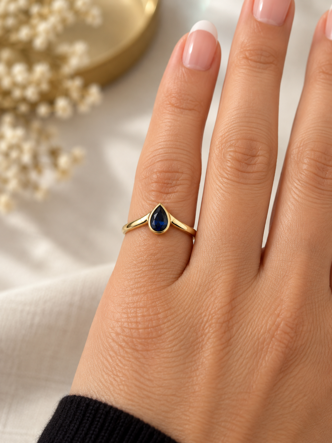 Ghatreh-ye Shab Ring aus 18k Gelbgold mit dunkelblauer Zirkonia getragen an der Hand