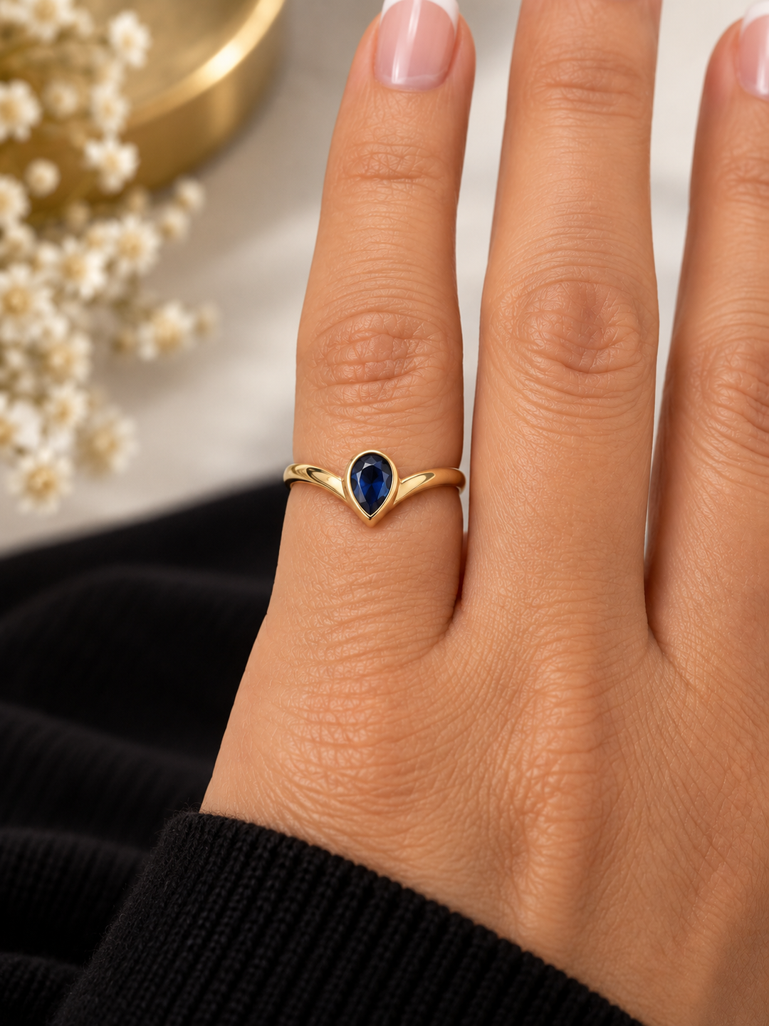 Ghatreh-ye Shab Ring aus 18k Gelbgold mit dunkelblauer Zirkonia getragen an der Hand