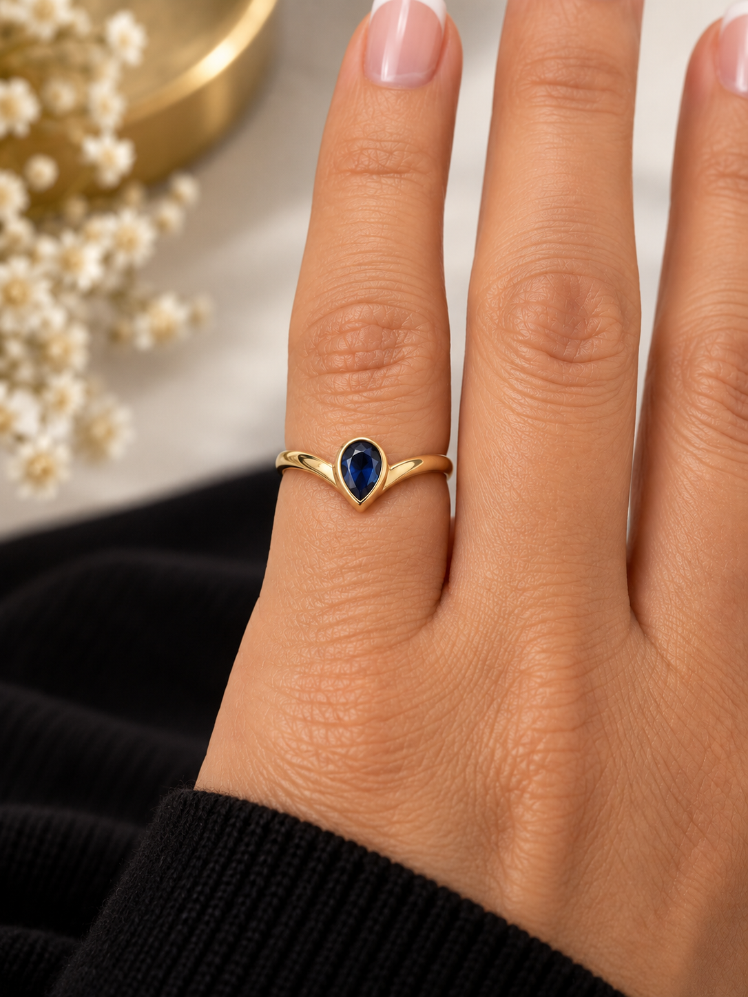 Ghatreh-ye Shab Ring aus 18k Gelbgold mit dunkelblauer Zirkonia getragen an der Hand