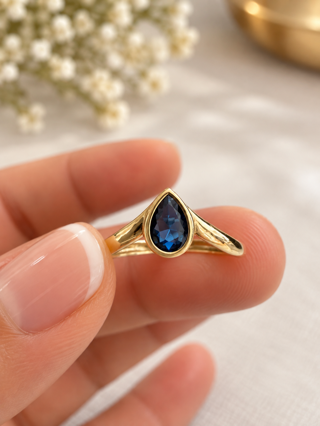Ghatreh-ye Shab Ring mit tief dunkelblauer tropfenförmiger Zirkonia in Nahaufnahme an der Hand
